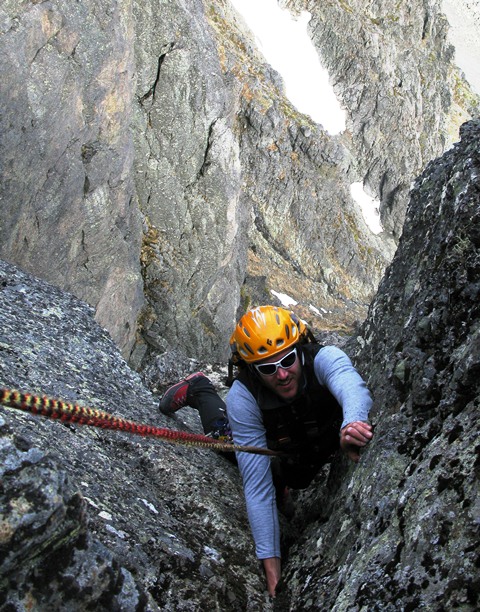 Mountain climbing in Hemsedal is varied and exciting. The picture shows climbing on the route Overraskelsen on Skogshorn mountain.
